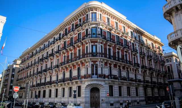 Imponente, raffinato, dagli iconici colori bianco e rosso:  il Palazzo degli Impiegati Statali di Bari